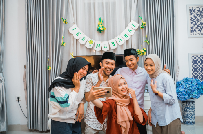 Liburan bersama keluarga saat lebaran. (Canva/Odua Images)