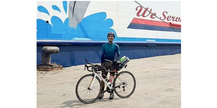 PENGALAMAN PERTAMA: Givari Joko Wali tiba di pelabuhan trisakti Banjarmasin setelah bersepeda selama 5 jam ke Malang (26/3). Setelah naik kapal ke tanjung  perak. (GIVARI JOKO WALID FOR RADAR MALANG)