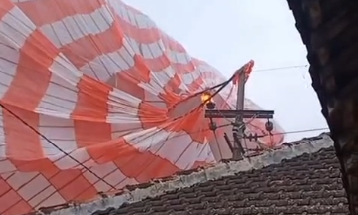 KECELAKAAN: Balon udara tersangkut di kabel listrik.