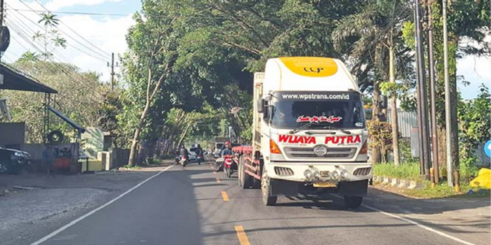 LANGGAR ATURAN: Truk melintasi Jalan Raya Pepen, Desa Karangpandang, Kecamatan Pakisaji beberapa waktu lalu.