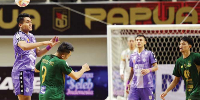 BIDIK PRESTASI: Andres Dwi Persada (dua dari kiri), berusaha menjangkau bola pada laga melawan Bintang Timur Surabaya pada putaran pertama, 24 Februari lalu.