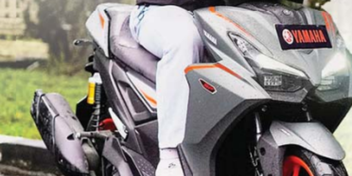 KOLABORASI: Pemain anyar Arema FC Aswin mengendarai salah satu produk Yamaha, pekan lalu.