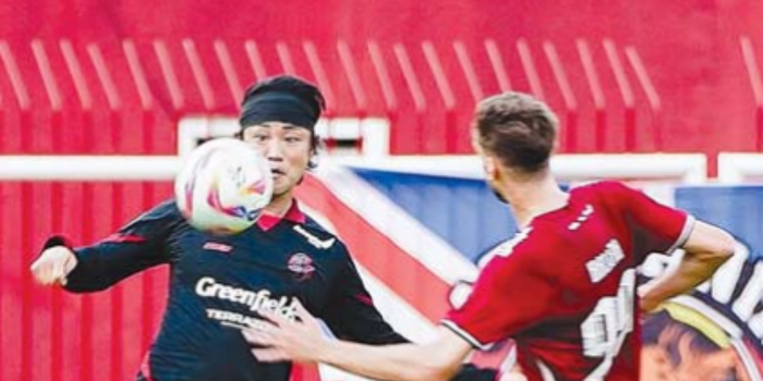 HARUS MAKSIMAL: Choi Bo Kyung (kiri) berusaha menyapu bola pada laga BRI Liga 1 melawan PSM Makassar di Stadion Seopriadi, Blitar, 10 Februari 2025.