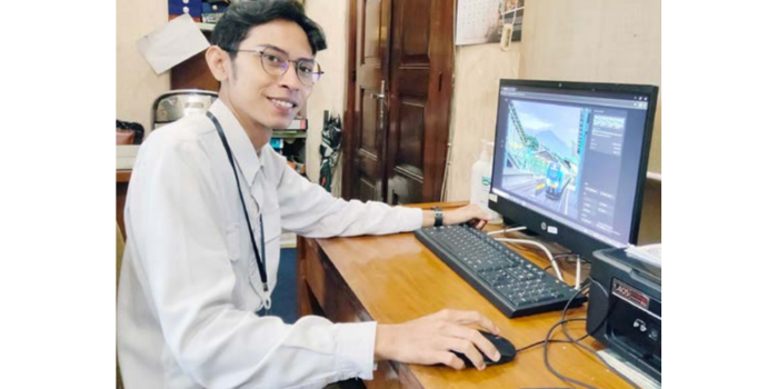 BUTUH IDE KREATIF: Muhammad Khoirul Anam menunjukkan proses editing video AI di ruang kerjanya di Balai Kota Malang, beberapa hari lalu (DUROTUL KARIMAH/RADAR MALANG).
