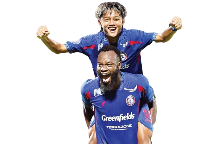 TAJAM: Charles Lokolingoy dan Achmad Maulana Syarif merayakan gol ke gawang Barito Putera dalam laga pekan ke-27 pada 13 Maret lalu. (DARMONO/RADAR MALANG)