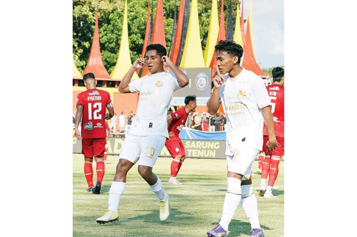 MENAMBAH OPSI: Arkhan Fikri dan Salim Tuharea (kiri) merayakan gol ke gawang Semen Padang pada laga BRI Liga 1 pekan ke-17, 27 Desember lalu. (DARMONO/RADAR MALANG)