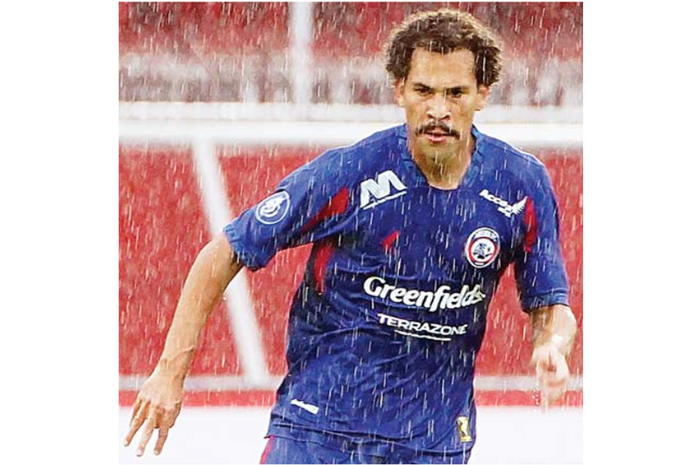 PRODUKTIF: Pablo Oliveira berusaha menjangkau bola dalam laga Arema FC melawan PSIS Semarang di Stadion Soepriadi, 24 Februari lalu. (MO AREMA FC FOR RADAR MALANG)
