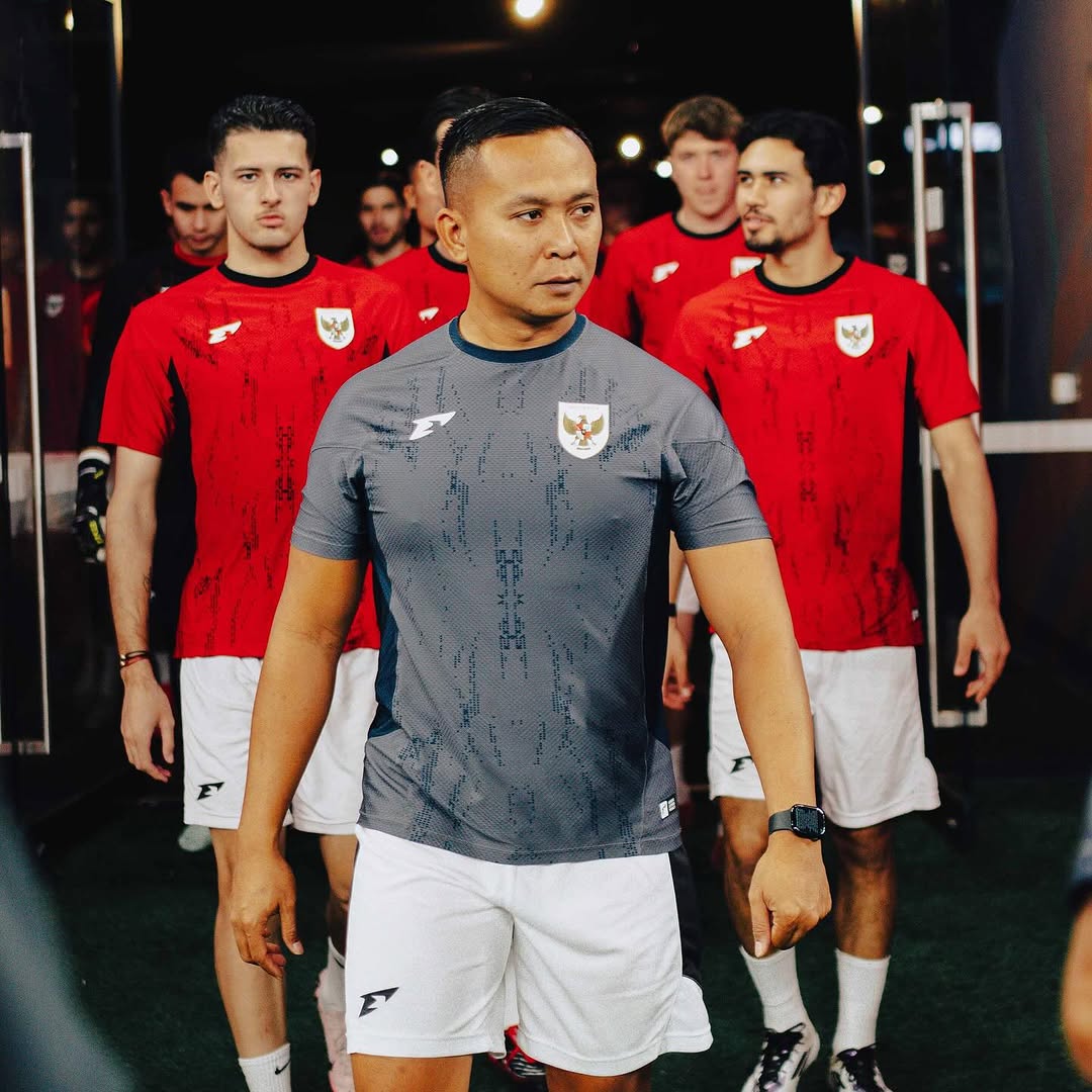 PENUH DEDIKASI: Sofie Imam Faizal bersiap mengawal sesi latihan penggawa Timnas di Australia, beberapa waktu lalu.