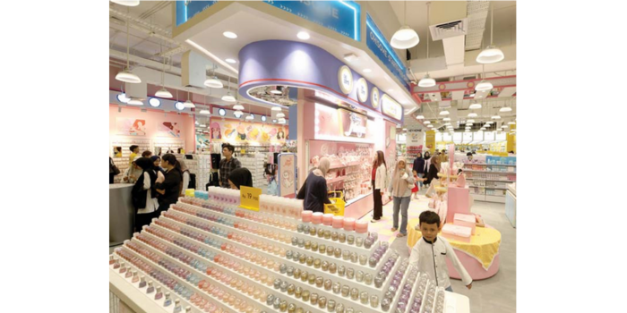 MANFAATKAN MOMEN: Salah satu tenant baru hadir di Malang Town Square (Matos) sejak beberapa waktu lalu. Itu turut mendongkrak angka kunjungan warga. (DARMONO / RADAR MALANG)