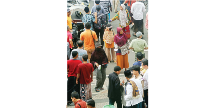 JADI TITIK FAVORIT: Sejumlah pengemis meminta belas kasihan jamaah Masjid Agung Jami selepas salat Jumat dengan hanya berbekal membawa gelas untuk menampung uang yang diberikan. (DARMONO/RADAR MALANG)