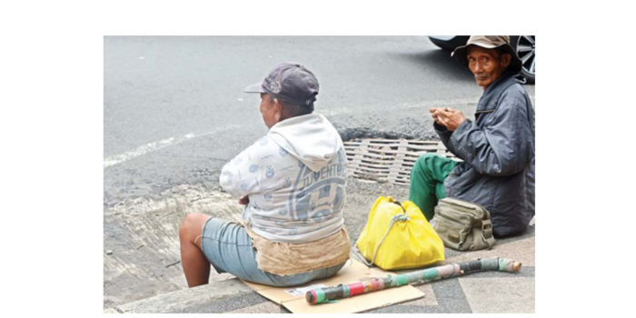 TAK KAPOK: Dua pengemis duduk di jalur pedestrian Jalan Pasar Besar menunggu pemberian uang atau barang dari pengendara yang melintas. (DARMONO/RADAR MALANG)