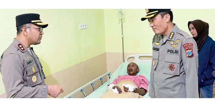NAHAS: Kapolres Batu AKBP Andi Yudha Pranata (kiri) menjenguk salah satu korban petasan dari Dusun Jurangrejo, Desa Pandesari, Kecamatan Pujon, Rabu lalu (2/4).