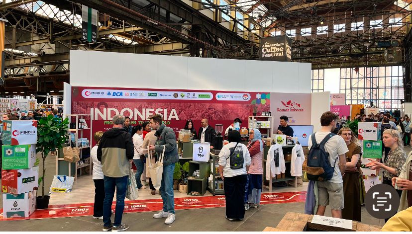 KOPI NUSANTARA: Toko Kopi TUKU dan Beragam Rasa Indonesia turut mendukung acara Amsterdam Coffee Festival 2025. TUKU mendukung praktik agroforestri berkelanjutan.