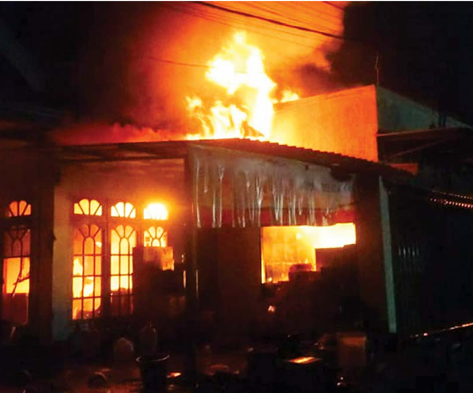 DITINGGAL PERGI: Kobaran api membubung tinggi hingga di atas atap rumah dan toko kelontong milik Luki Dwi Andi Wijaya, 41, di Dusun Suko, Desa Sumberpucung, Kecamatan Sumberpucung, Kamis malam (3/4).