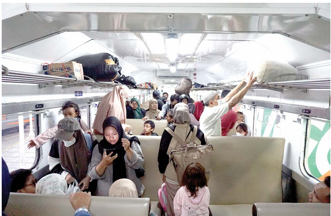 ARUS BALIK: Beberapa warga mengemasi barang untuk berangkat ke daerah tujuan dari Stasiun Malang, kemarin (4/4). (SATRIA CAHYONO / RADAR MALANG)