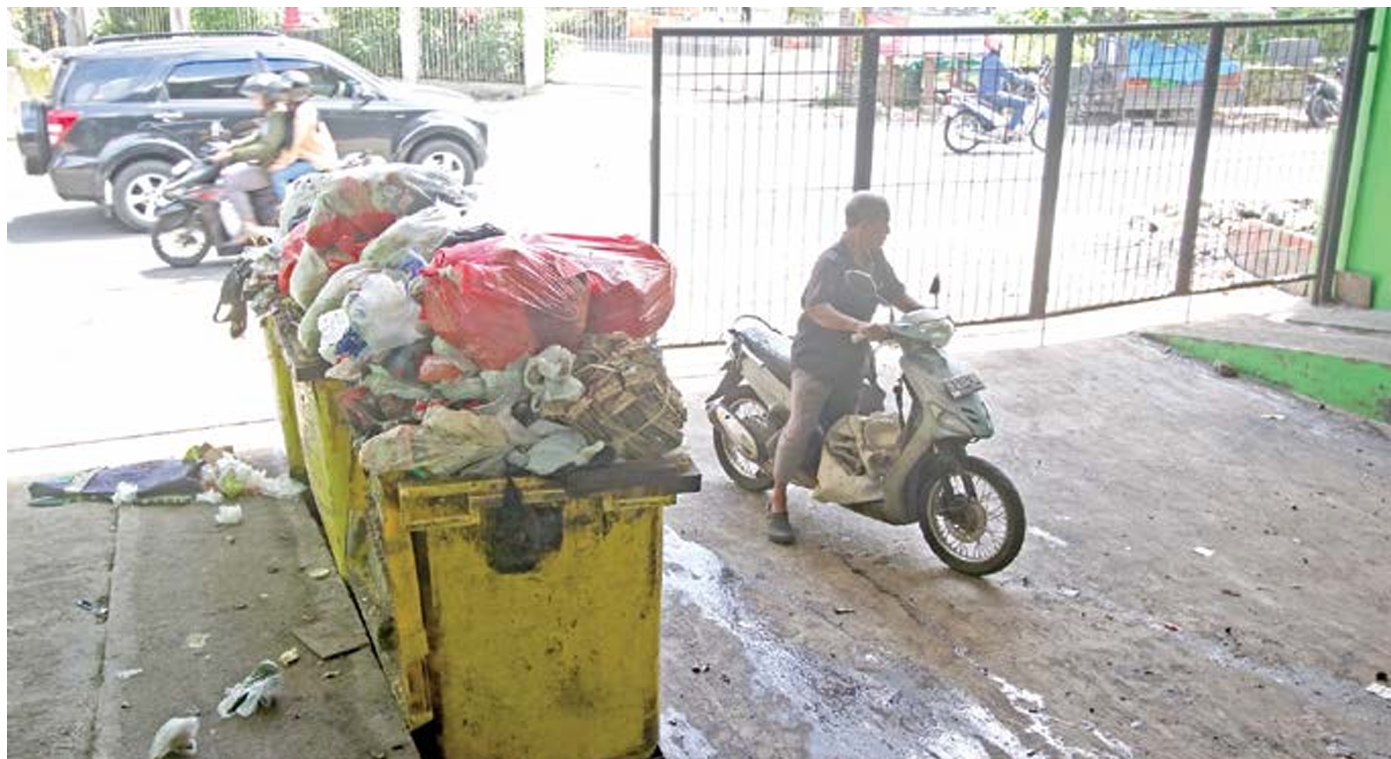 FENOMENA TAHUNAN: Sejumlah sampah terkumpul di TPS Merjosari, kemarin (4/4). Jumlah yang dihasilkan selama libur Lebaran cukup tinggi. (SATRIA CAHYONO/RADAR MALANG)