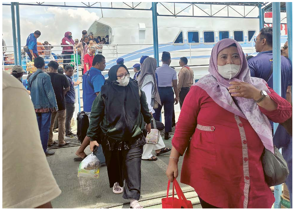 HARI PERTAMA ARUS BALIK: Penumpang kapal Bawean-Gresik baru saja tiba di Pelabuhan Gresik kemarin (4/4) pagi. (DOKUMEN JAWA POS)