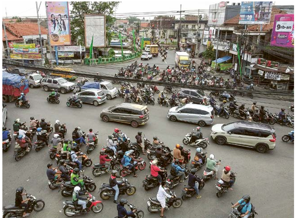 SEMRAWUT: Kendaraan melintas di Simpang Empat Gedangan. Pemkab Sidoarjo bersama pemerintah pusat berencana membangun flyover untuk mengurai kemacetan di sana. (ALFIAN RIZAL/JAWA POS)
