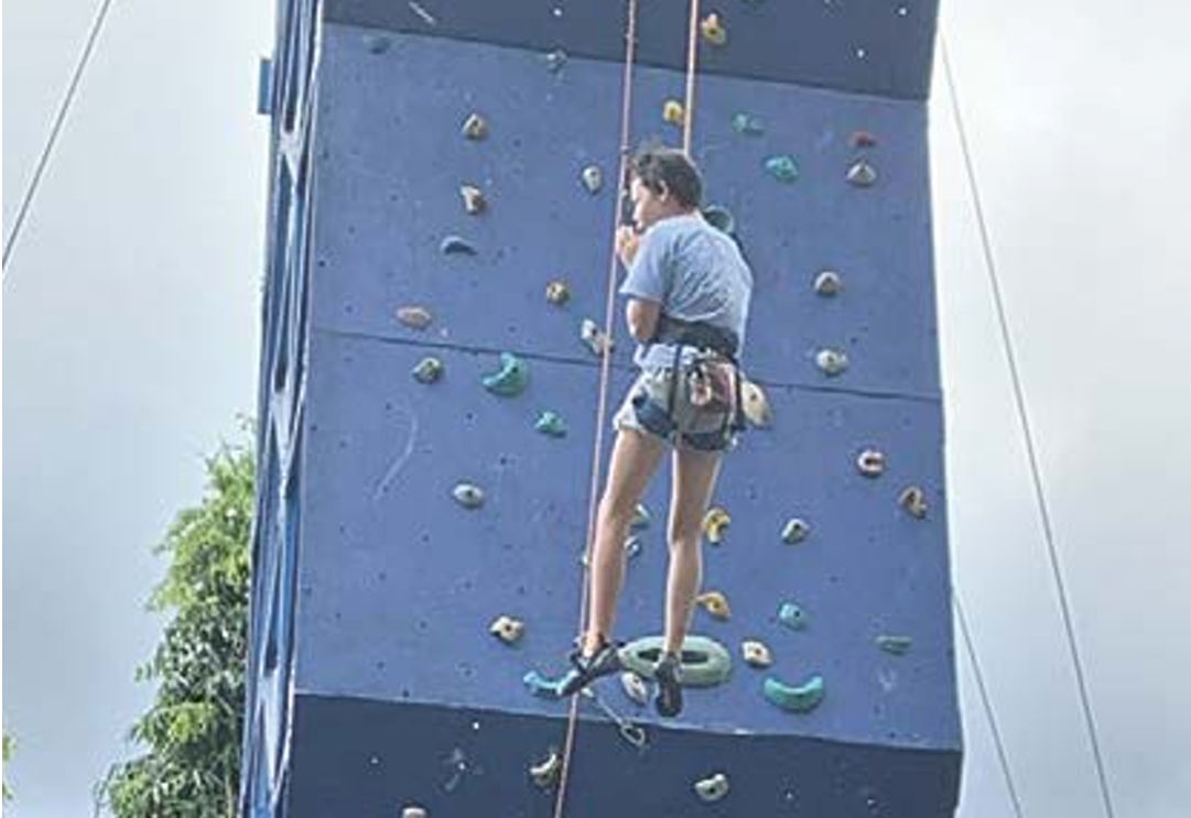 EVALUASI: Atlet Panjat Tebing Kota Malang menjalani latihan rutin di wall climbing Politeknik Negeri Malang beberapa waktu lalu. (PANJAT TEBING KOTA MALANG FOR RADAR MALANG)