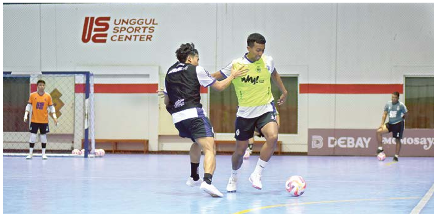 TANCAP GAS: Kapten Unggul FC Malang Ikhsani Fajar (kanan) berusaha melewati Vicky Vrawan dalam sesi latihan di unggul Sports Center kemarin. (UNGGUL FC MALANG FOR RADAR MALANG)