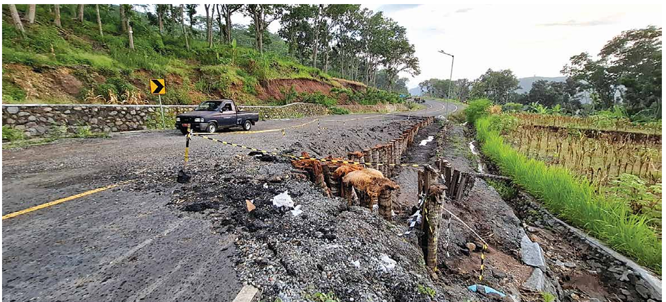 Ruas jalan di JLS Loksongo, Desa Sumberoto, Kec. Donomulyo yang rusak akibat longsor dan likuifaksi di bulan Desember 2024 lalu belum diperbaiki hingga kini. BIYAN MUZAKY HANINDITO/RADAR KANJURUHAN)