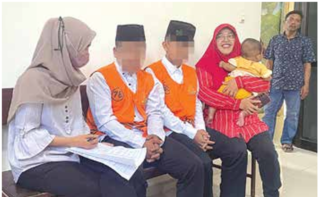 PROSTITUSI: Za dan JP sebelum memasuki ruang sidang di PN Kepanjen. (LBH LK3M FOR RADAR KANJURUHAN)