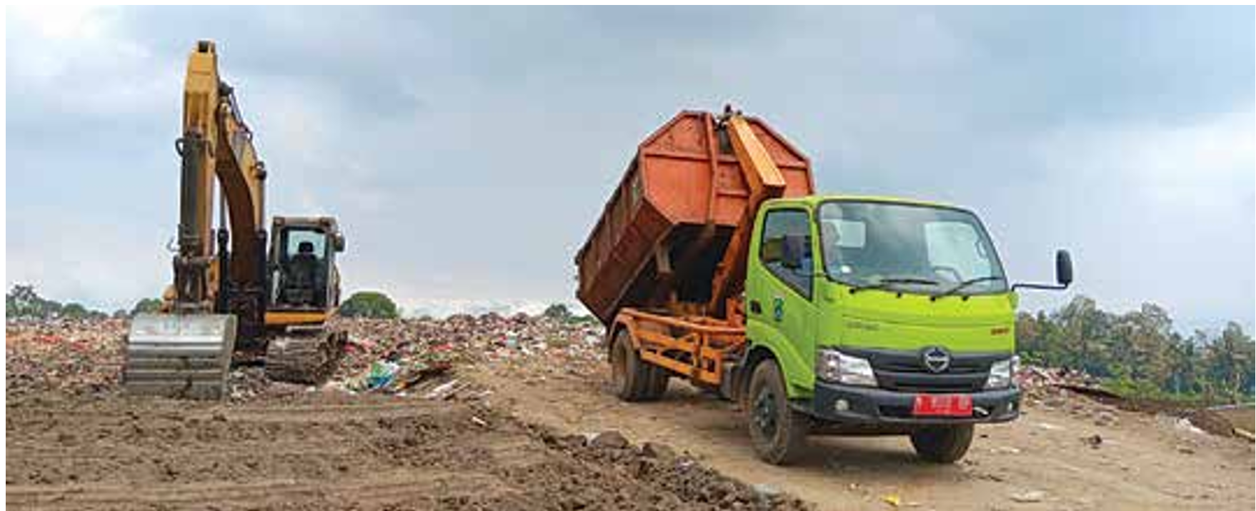 MENUJU ZERO WASTE: Truk milik Dinas Lingkungan Hidup (DLH) Kabupaten Malang mengangkut sampah dari rumah warga ke TPA Paras, Poncokusumo. (INDAH MEI YUNITA/RADAR KANJURUHAN)