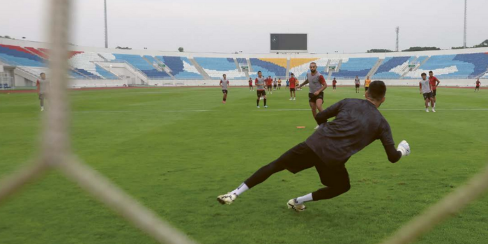 HARUS FOKUS: Dalberto Luan Belo berhasil mengecoh Lucas Frigeri dalam sesi latihan finishing di Stadion Kanjuruhan, 27 Maret lalu.