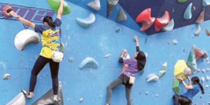 BURU PRESTASI: Atlet Panjat Tebing berusaha menaklukkan wall climbing di Politeknik Negeri Malang beberapa waktu lalu.