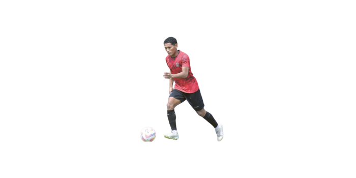KONDISI BAGUS: Iksan Lestaluhu mencoba menggiring bola dalam sesi latihan Arema FC di ARG Soccer Field, Lawang, dua pekan lalu.