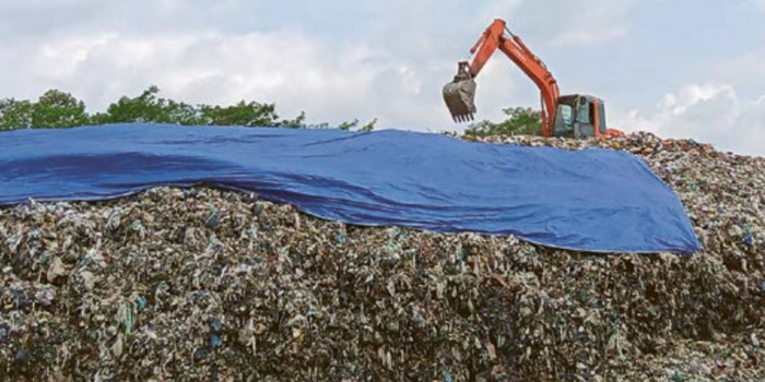 JAGA LINGKUNGAN: Tumpukan sampah menggunung di TPA Paras, Kecamatan Poncokusumo. Kawasan tersebut akan ditanami bambu petung dan pohon kenanga.