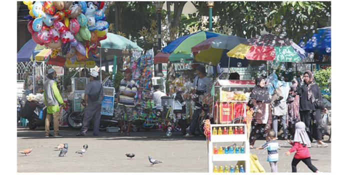 DILEMA: Sejumlah PKL masih tetap nekat berjualan di dalam kawasan alun-alun Merdeka hingga kemarin (6/4). Mereka minta toleransi berjualan hingga Minggu sore. (SATRIA CAHYONO/RADAR MALANG)