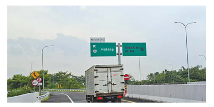 SABAR DULU: Tulisan Kepanjen dan Blitar ditutup dengan cat hitam karena tak kunjung dibangun. (BIYAN MUDZAKY HANINDITO/RADAR KANJURUHAN)