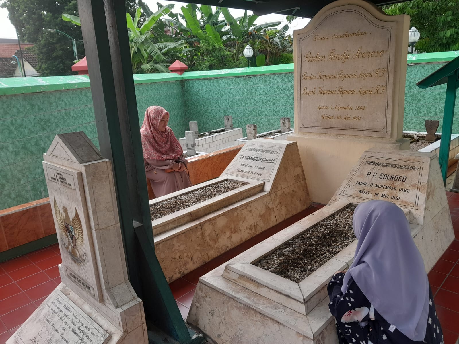 Dua peziarah sedang mendoakan makam Pandji Soeroso. (RAISYA SEKAR FOR RADAR MALANG)