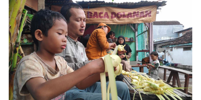 PENUH MAKNA: Beberapa anak dan orang tua mengikuti workshop pembuatan ketupat dari janur yang digagas Kampoeng Dolanan kemarin.