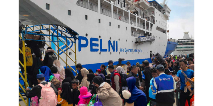 CENDERUNG MENURUN: Penumpang antre memasuki kapal di Terminal Gapura Surya Nusantara (GSN) Pelabuhan Tanjung Perak kemarin. Pihak pelabuhan mencatat penumpang arus balik turun tiga persen.