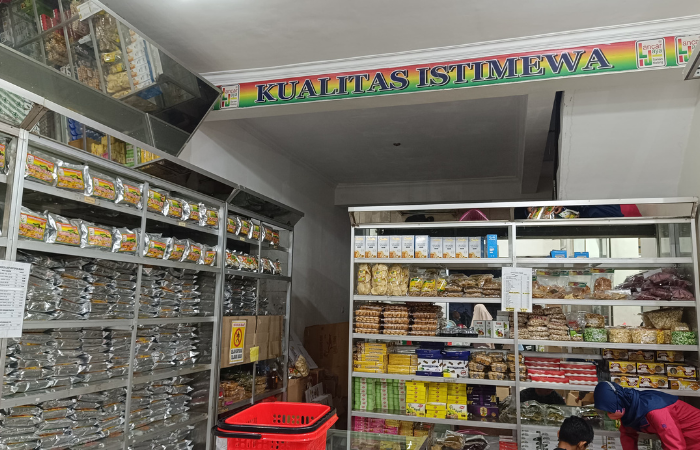 Pelanggan yang sedang memilih keripik dan camilan khas Malang sebagai oleh-oleh (Radar Malang/Pratiwi Annisa)