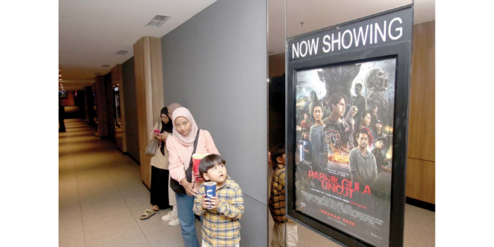 PALING BANYAK DITONTON: Penonton menunggu jam tayang film di lorong Cinepolis Malang Town Square (Matos) kemarin siang (SATRIA CAHYONO/RADAR MALANG).