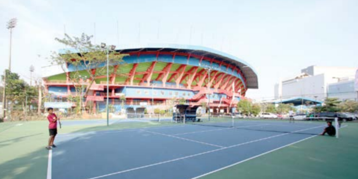 SIAP PAKAI: Warga bermain tenis di kompleks Stadion Gajayana kemarin (SATRIA CAHYONO / RADAR MALANG).