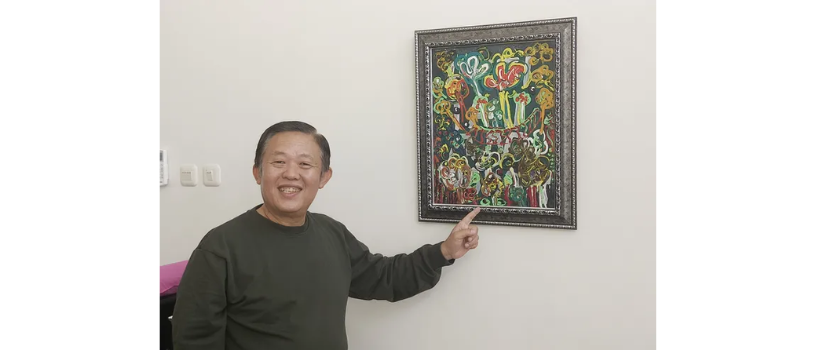 Sam Sianata dengan lukisan Go Green Taruparwa. (Rangga Mangowal)