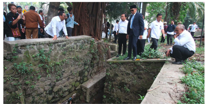TUNTASKAN BANJIR: Wali Kota Malang Wahyu Hidayat dan Wakil Wali Kota Malang Ali Muthohirin meninjau kondisi drainase di Jalan Soekarno Hatta. (SATRIA CAHYONO/RADAR MALANG)