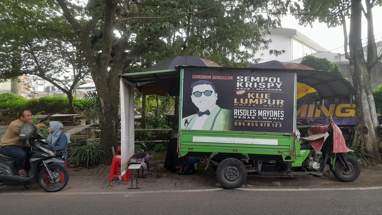 Dua pelanggan sedang menunggu pesanan sempol nya. (RAISYA SEKAR FOR RADAR MALANG)