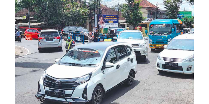 PADAT MERAYAP: Arus lalu lintas di simpang empat Talangagung, Kepanjen padat merayap kemarin. Sebelumnya, jalur utama Malang Blitar tersebut selalu macet.