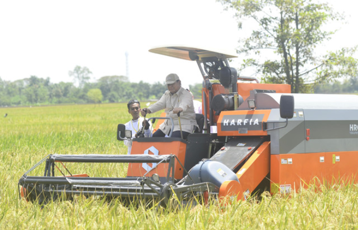 Prabowo Subiato turun lapangan dan mengendarai traktor saat acara panen raya di Kabupaten Majalengka (Kumparan)
