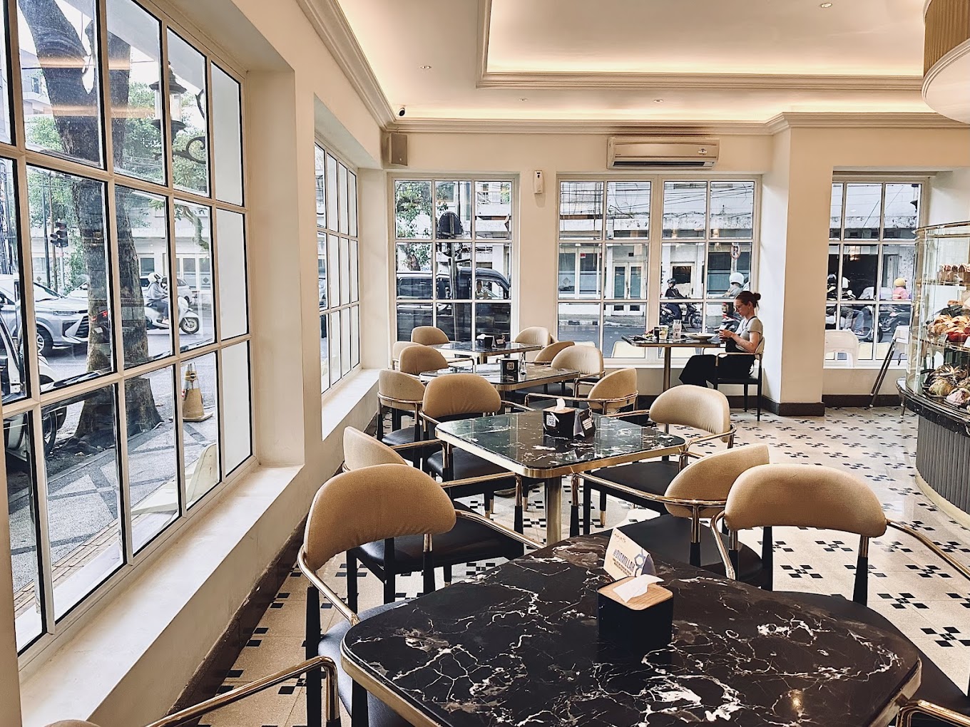 Lafayette Cafe Kota Malang (Adnan Al Deibani).