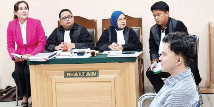 BEBER FAKTA: Owner Benings Indonesia Group dr Oky Pratama (kanan) memberikan kesaksian untuk perkara pencemaran nama baik dengan terdakwa Adrena Isa Zega(kiri) di Pengadilan Negeri Kepanjen kemarin.