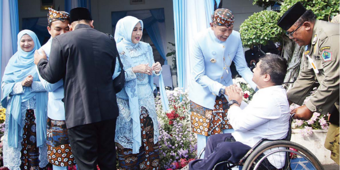 SEKALIAN HALALBIHALAL: Wali Kota Malang bersama istrinya, dan Wakil Wali Kota Malang beserta istrinya, menyalami para tamu setelah upacara memperingati HUT Ke-111 Kota Malang.