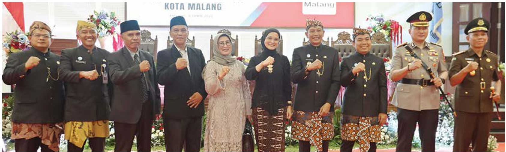Ketua DPRD Kota Malang Amithya Ratnanggani Siraduhitta (tengah) foto bersama dengan Wali Kota Malang Wahyu Hidayat dan jajaran forkopimda kemarin. (DARMONO/RADAR MALANG)