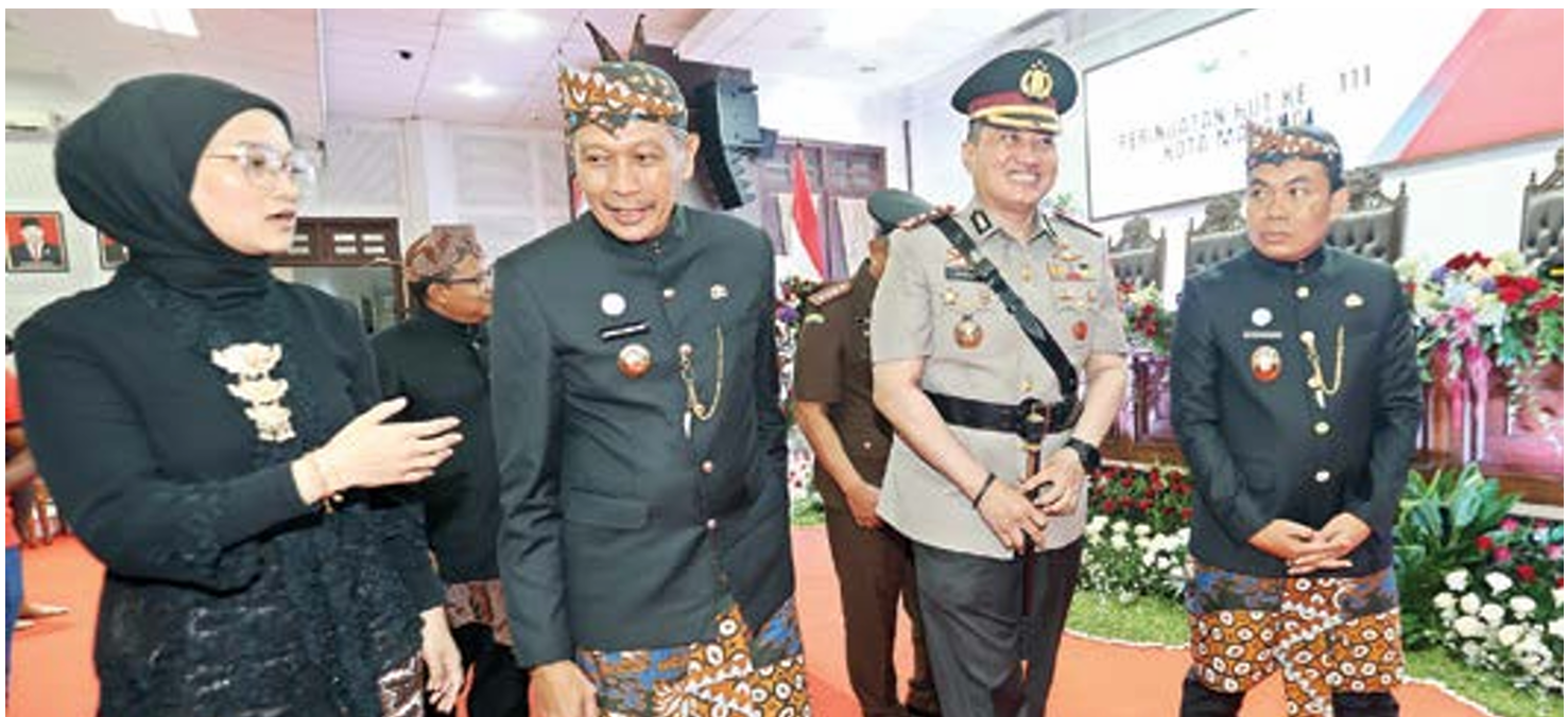 SINERGI: Ketua DPRD Kota Malang Amithya Ratnanggani Siraduhitta (kiri) berbicara dengan Wali Kota Malang Wahyu Hidayat selepas rapat paripurna. (DARMONO/RADAR MALANG)
