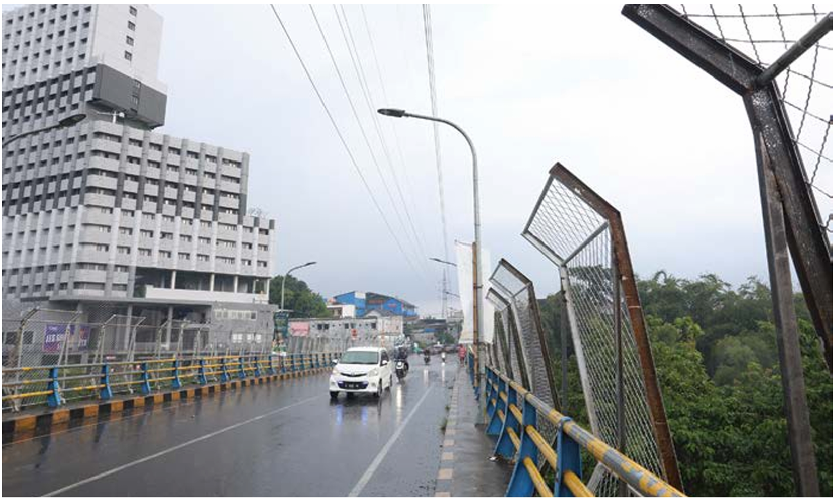 ANTISIPASI: Pagar pengaman terpasang di sisi kanan dan kiri Jembatan Tunggulmas kemarin. (DARMONO/RADAR MALANG)